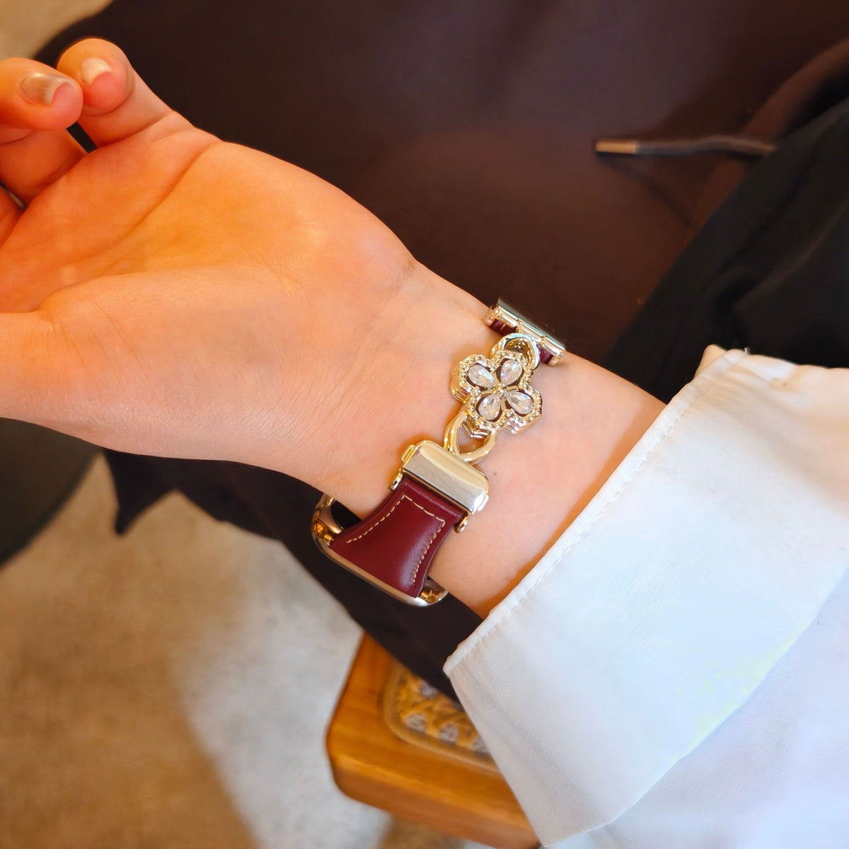 Dual-Layer Clover Zircon Genuine Leather Magnetic Strap for Apple Watch - Four-Leaf Charm Collection