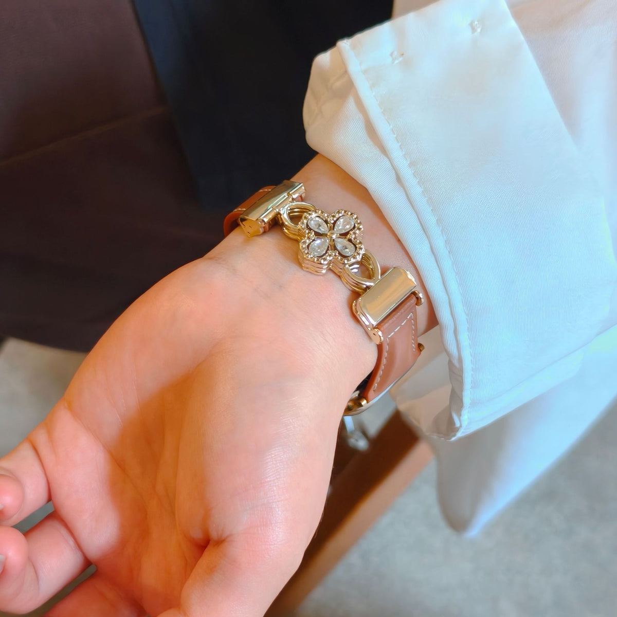 Dual-Layer Clover Zircon Genuine Leather Magnetic Strap for Apple Watch - Four-Leaf Charm Collection